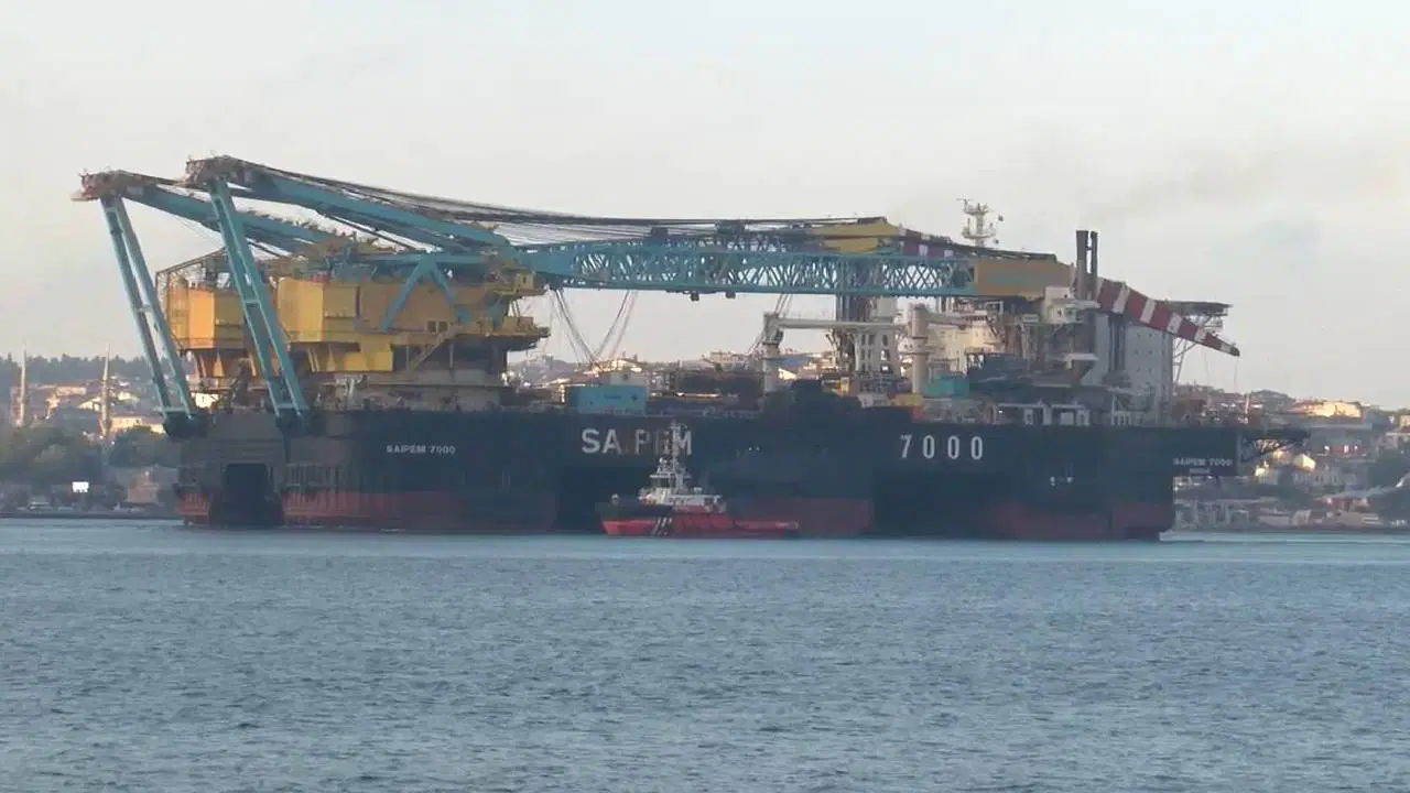 Istanbul Strait Traffic Halted as SAIPEM 7000 Transits