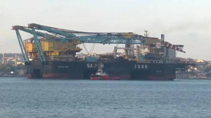 Dev vinç gemisinin geçiyor; İstanbul Boğazı trafiğe kapandı