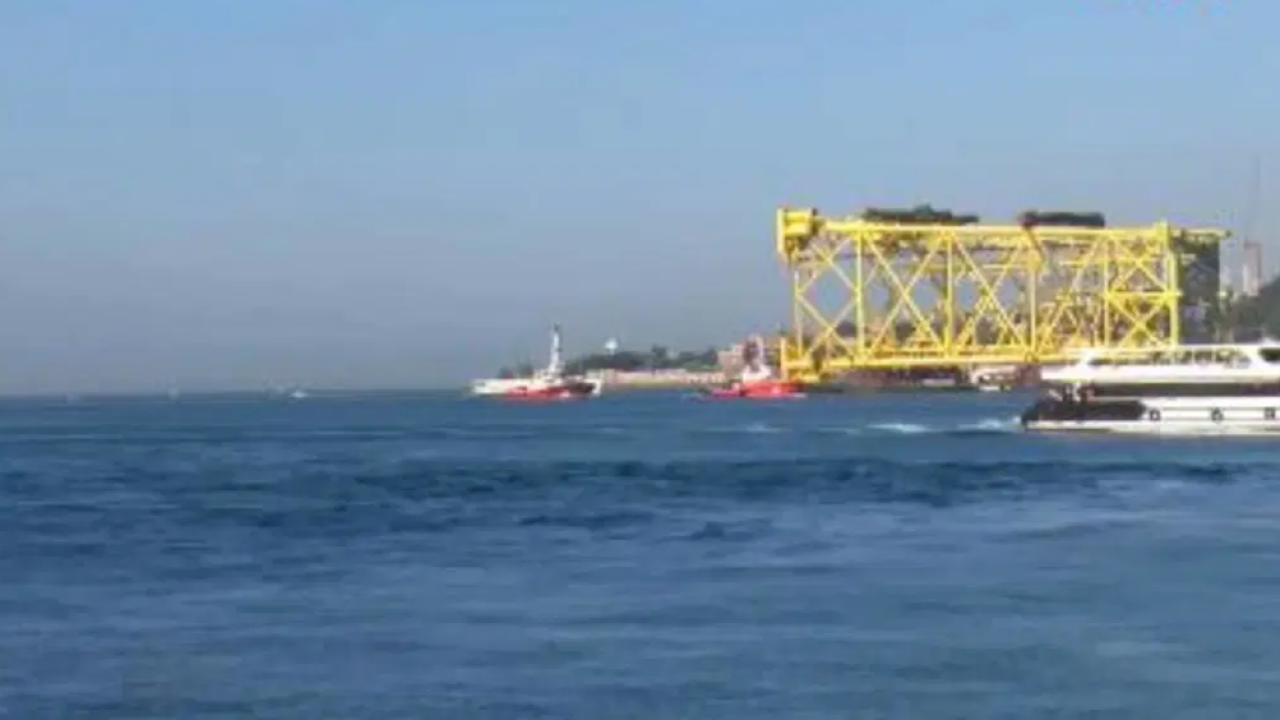 Bosphorus Traffic Disrupted by 350-Meter Drilling Platform