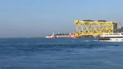 Gemi trafiği durduruldu; 350 metrelik dev platform İstanbul Boğazı'nda