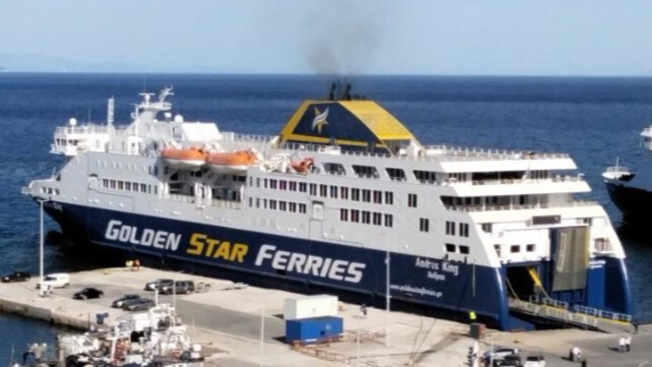 Yunan feribotu beton iskeleyi ikiye böldü!