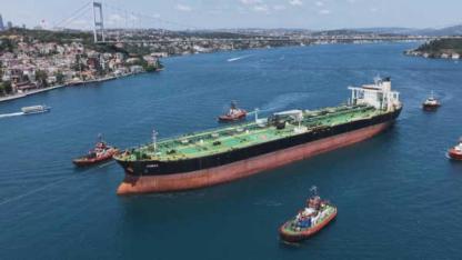 Dron saldırısına uğrayan gemi İstanbul Boğazı'ndan geçti