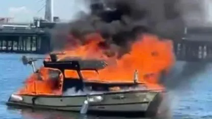 Haliç'te tekne yandı, mürettebat denize atlayarak kurtuldu